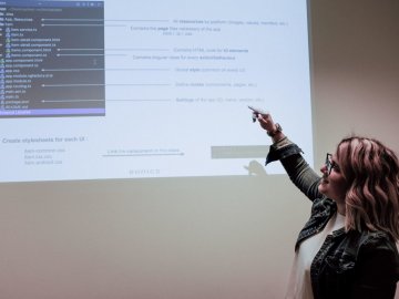Sfeerbeeld vrouw geeft presentatie