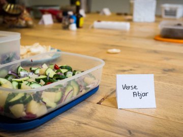 Sfeerbeeld verse atjar bij etentje