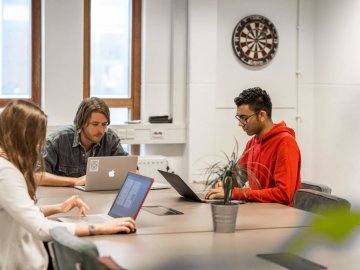 Sfeerbeeld mensen werken achter laptop
