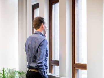 Sfeerbeeld van Jan Peter die belt voor een raam
