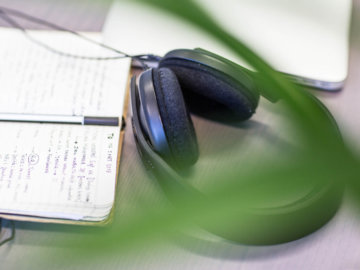 Sfeerbeeld van een notitieblok met een koptelefoon