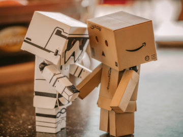robots schudden elkaar de hand