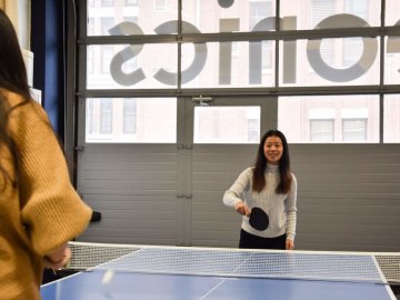 jongedame speelt ping pong