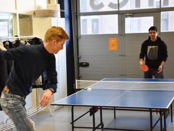 Mannen spelen ping pong