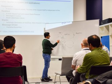 João Esperancinha illustreert de principes van reactive programming João Esperancinha tijdens de 21ste Eonics Open Hack Night