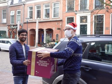 Overhandigen kerstcadeau