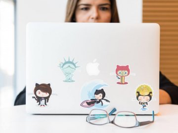 vrouw achter laptop