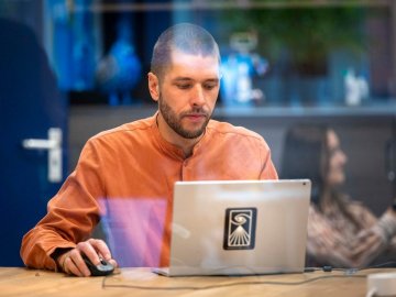 Man achter laptop sfeerbeeld