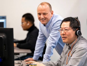 Sfeerbeeld mannen achter laptop