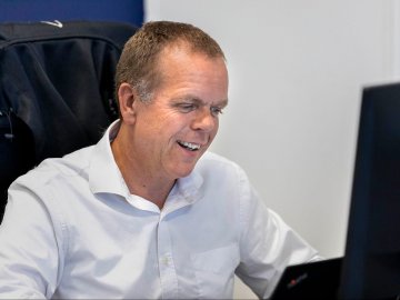 Sfeerbeeld man achter laptop
