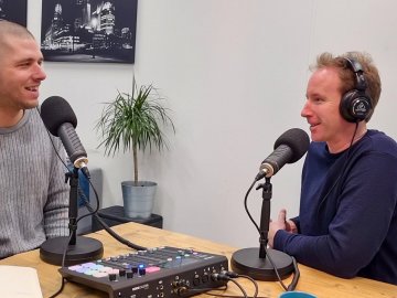 Pratende mannen in podcast