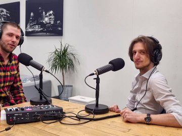 Pratende mannen in podcast