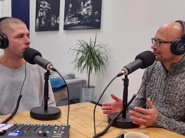 pratende mannen in podcast