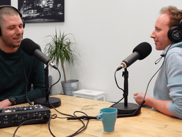 Sfeerbeeld pratende mannen podcast