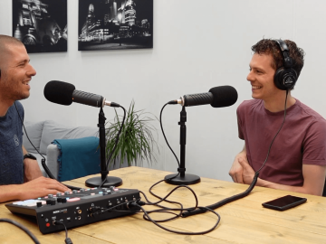 Foto van mannen in podcast