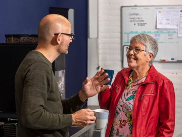 sfeerbeeld gesprek bij koffie