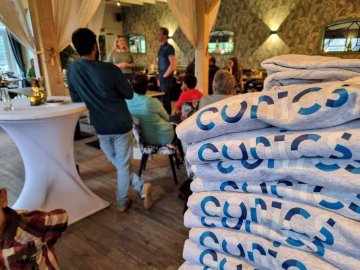 eonics truien worden uitgedeeld tijdens evenement sfeerbeeld