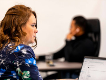 sfeerbeeld vrouw achter laptop