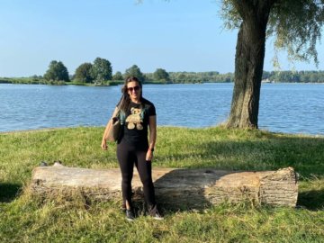 Vrouw voor rivier