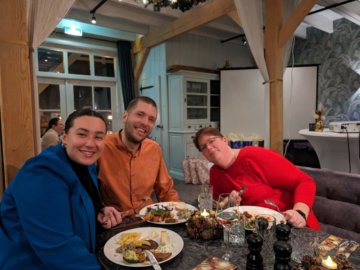 Mensen vrolijk met een bord eten