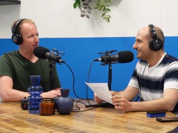 sfeerbeeld jp en amir bij de podcast