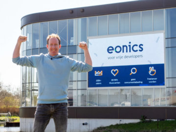 Sfeerbeeld oprichter jan peter jansen bij een Eonics promotie langs de snelweg.