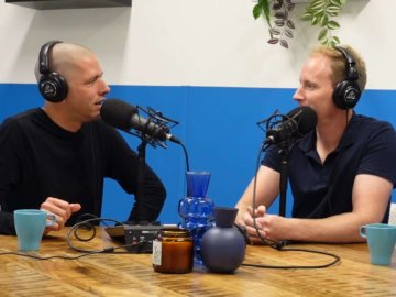 sfeerbeeld Jan Peter en Marcus bij de podcast