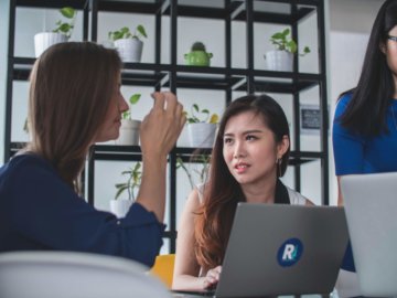 Sfeerbeeld van programmeurs aan het werk
