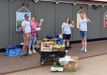 De staf staat klaar om iedereen zijn goodie-bags te geven. De staf staat klaar om iedereen zijn goodie-bags te geven.