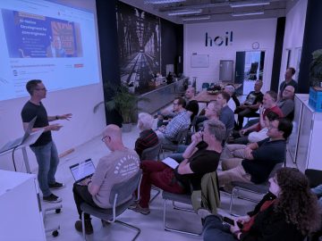 Sfeerbeeld: Open Hack Night over AI - Jan Willem Keizer aan het presenteren